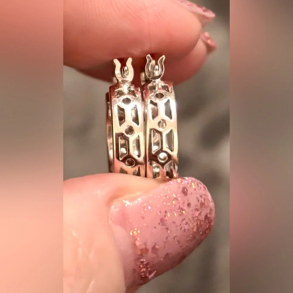🤍 S925 Huggie Hoop Clear CZ Earrings - Picture 5 of 5